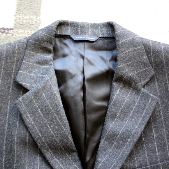 Banana Republic Wool & Cashmere Grey Pinstripe Suit w/original Garment Bag.42L - Picture 5 of 8